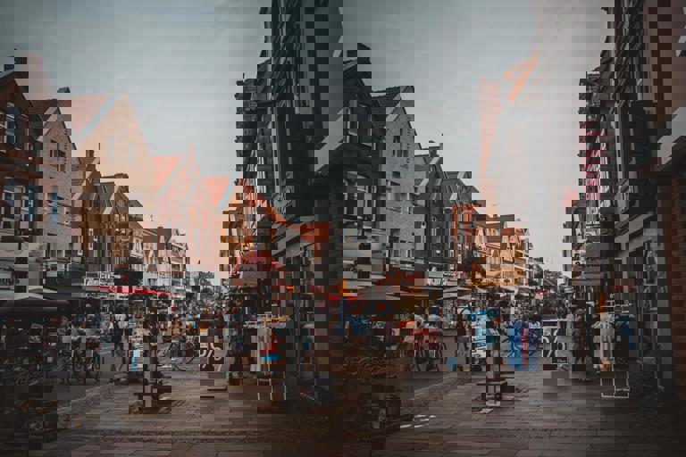 Street Pianist Turns Open-Air Market Into a Pop-Up Concert, Drawing Spontaneous Crowds